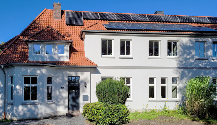 Eine energetische Sanierung hat aus der ehemaligen Schule von Zetel ein KfW-Effizienzhaus 85 gemacht. Der Charakter des Gebäudes blieb bestehen.