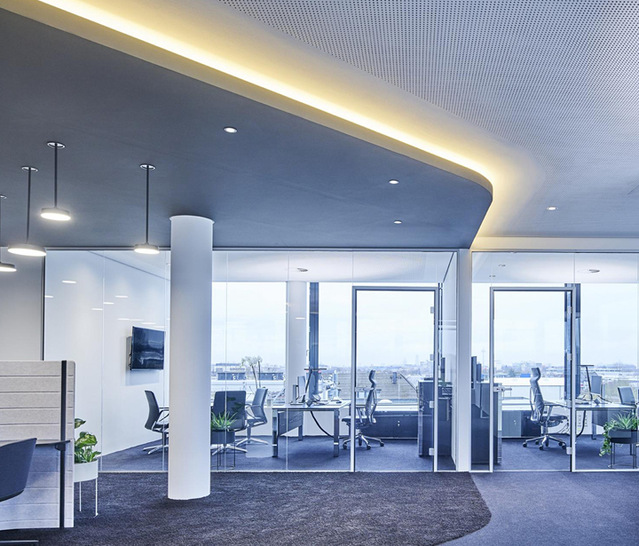 Das ­Bluetooth-­basierte Steuersystem Lightgrid von Trilux vermittelt zwischen Schreibtisch- und Deckenbeleuchtung, was die Energiekosten für Kunstlicht spürbar reduziert.