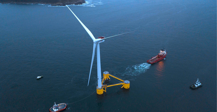 Turbinenausfahrt für schwimmenden Pilotwindpark Windfloat Atlantic vor Portugal 2020. Jetzt plant das Land mehr schwimmende Windkraft.