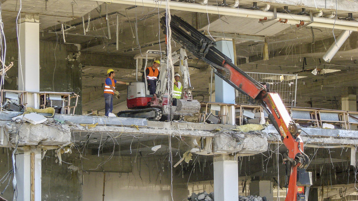 Der beim Abbruch anfallende mineralische Bauabfall lässt sich dem Wertstoffkreislauf relativ problemlos wieder zuführen.