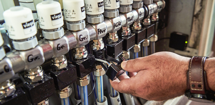 Der Heizkreisverteiler einer Fußbodenheizung verbindet die Vor- und Rückläufe der unterschiedlichen Heizkreise miteinander. Bei einer Heizungsmodernisierung empfiehlt es sich, ihn auf den technisch neuesten Stand zu bringen.