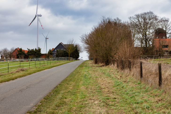 Die historische Mühle ist von fast allen Seiten nicht einmal zu sehen.