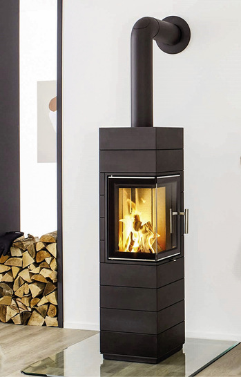 Mit seinen kleinen Heizleistungen bietet sich der Kaminofen Corna hoch für gut gedämmte Häuser an. - © Bild: Leda Werk Mit seinen kleinen Heizleistungen bietet sich der Kaminofen Corna hoch für gut gedämmte Häuser an.