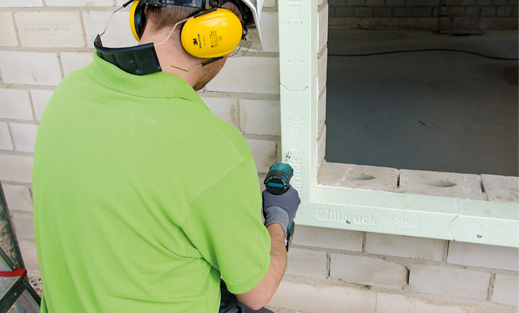 Das neue Vorwandmontagesystem SY002 Smart von illbruck vereinfacht deutlich die Verarbeitung: Vorgegebene Bohr- und Schraubmarkierungen dienen als Montagehilfe für den sicheren Randabstand zum Mauerwerk. Genial: Die pfeilförmige Stoßverbindung gibt eindeutig die Montagerichtung vor.