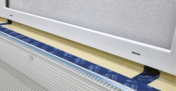 Einfach das Formteil passgenau zuschneiden, einkleben und danach das Fensteranschlussprofil aufsetzen und mit Tescon Vana verkleben.