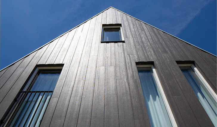 Ob in Holzoptik oder mit glatter Struktur – die Hardie Plank Faserzementplatten sind für die Ewigkeit gemacht. Ihre besondere Wirkung entfalten die Farben mit einer beinahe fugenlosen Optik.