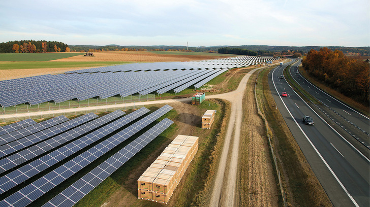 IBC Solar realisiert große Solarparks, aber auch besonders effiziente Dachanlagen.