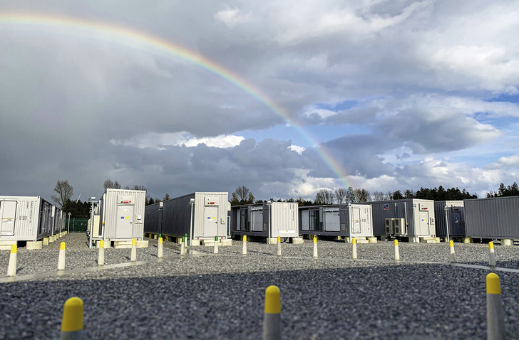 Speicher, die über netzbildende Wechselrichter integriert werden, übernehmen in Zukunft die Aufgabe, das Stromsystem stabil zu halten.