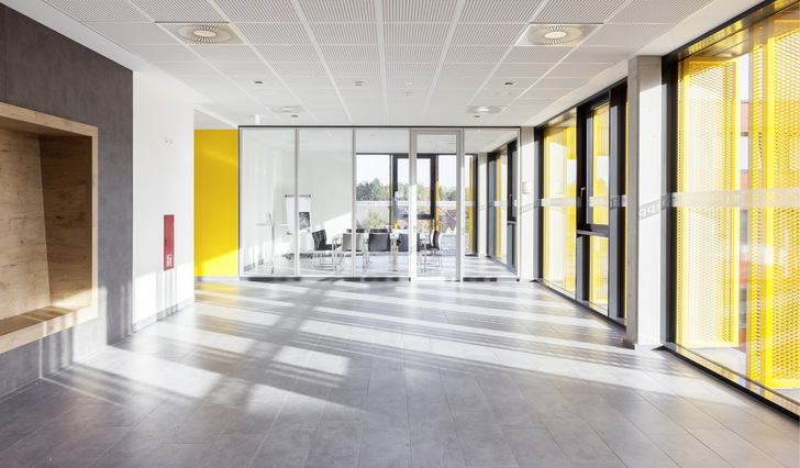 Im Gymnasium Marianum in Meppen reduziert eine mechanische Lüftung gemeinsam mit einer hocheffizienten Wärmerückgewinnung deutlich den Lüftungswärmebedarf und erfüllt gleichzeitig die Forderung nach einer guten Raumluftqualität in Klassenzimmern.