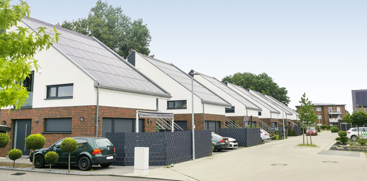 Elektrische Fußbodenheizungen wärmen die sechs KfW-Effizienzhäuser 40 plus in Clarholz.