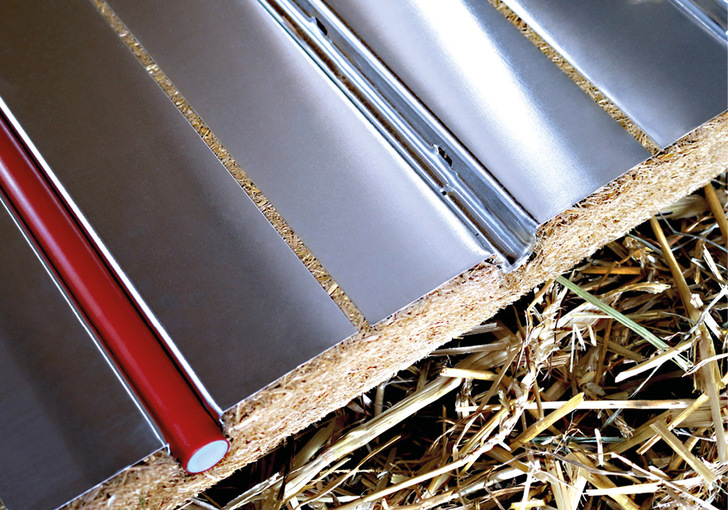 Die Wärmeleitlamellen werden bei Tempusdry Nature in die eingefrästen Rillen von Strohfaserplatten verlegt.