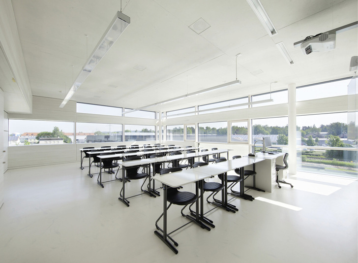 Das Lüftungssystem Concretcool ermöglicht glatte Deckenansichten. Es führt die Zuluft nicht direkt in den Raum, sondern lässt sie zuerst die in der Decke einbetonierten Aluminiumkühlrohre durchströmen.