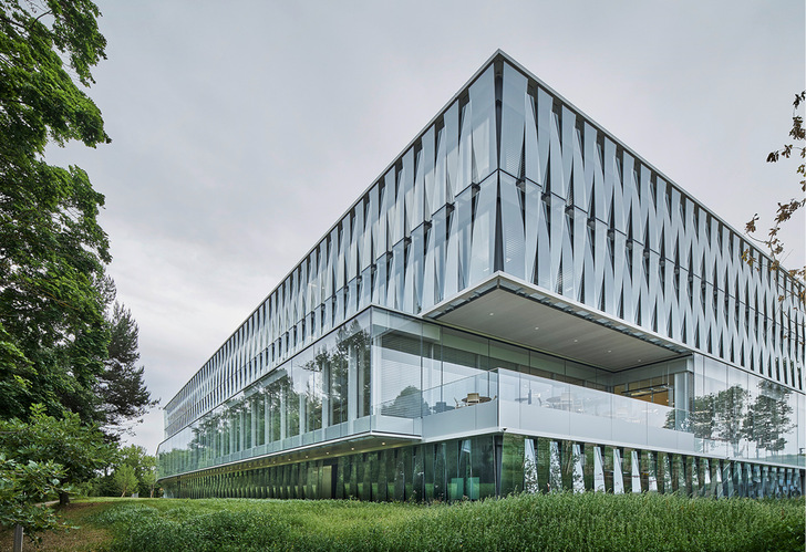 1 Die markante Glasfassade greift die facettenreiche Gebäudenutzung der ECA gestalterisch auf und erfüllt hohe Anforderungen an Sicherheit, Ästhetik und Nachhaltigkeit. - © Bild: Damian Poffet 1 Die markante Glasfassade greift die facettenreiche Gebäudenutzung der ECA gestalterisch auf und erfüllt hohe Anforderungen an Sicherheit, Ästhetik und Nachhaltigkeit.