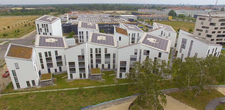 Solaranlagen gehören im Neubau inzwischen zum Standard, wie hier im neuen Smart City Quartier Future Living in Berlin. Um den Strom vor Ort zu nutzen, haben sich Mieterstromkonzepte etabliert.