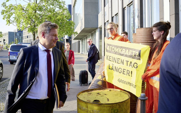 Greenpeace-Demo passt Minister Robert Habeck ab, der zur Bekanntgabe der Atomkraftreserve eilt.