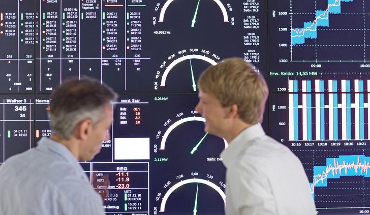 Steag-Mitarbeiter in der Netz-Lastwarte - © Foto: Christian Schlüter - STEAG GmbH Steag-Mitarbeiter in der Netz-Lastwarte