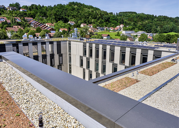 Als einziger deutscher Hersteller produziert die Trierer Alwitra GmbH seit fast 60 Jahren Aluminiumprofile individuell und objektbezogen für den Dachrand und den Wandanschluss.