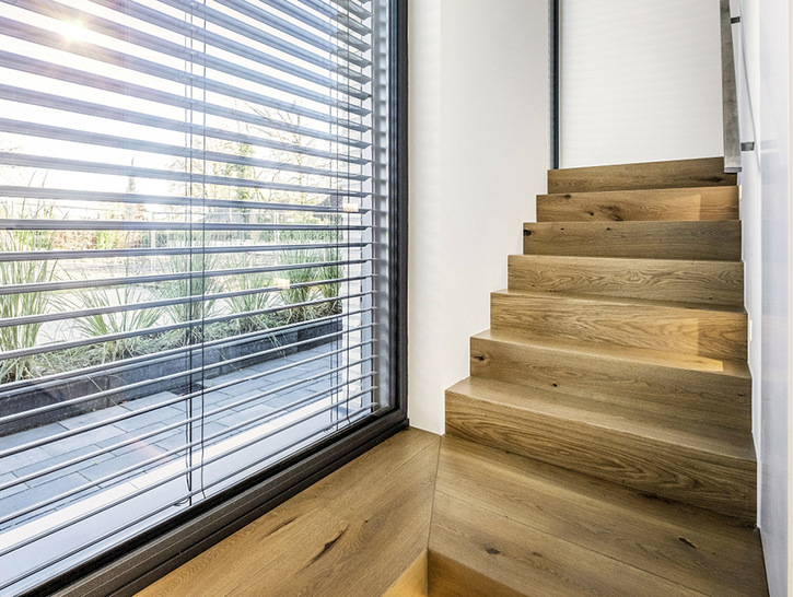 1 Durch eine spezielle Lamellenneigung funktioniert der Hitze-, Blend- und Sonnenschutz der Warema Raffstoren mit ProVisio bei gleichzeitig optimaler Durchsicht von innen.