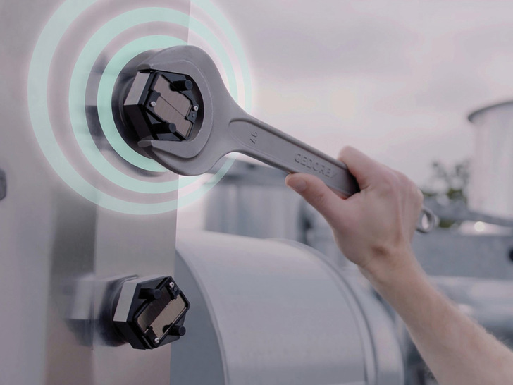 Eine intelligente Schraubverbindung bestimmt als energieautarkes IoT-Device die Vorspannkraft. Die Daten werden drahtlos übertragen.