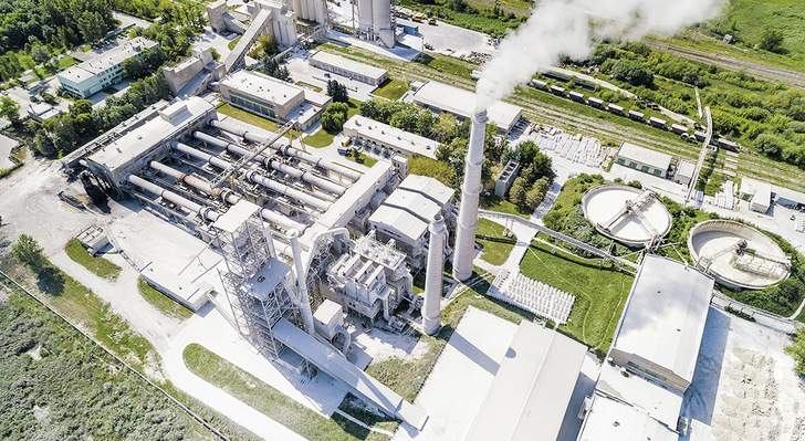 Symbolbild: Großprojekte zur Produktion des Treibstoffs Methanol an Zementwerken lassen den hohen Kohlen­dioxidausstoß zur Abscheidung benötigten Kohlenstoffs nutzen. Den Wasserstoff liefern dann mit Windstrom betriebene Elektrolyseure.