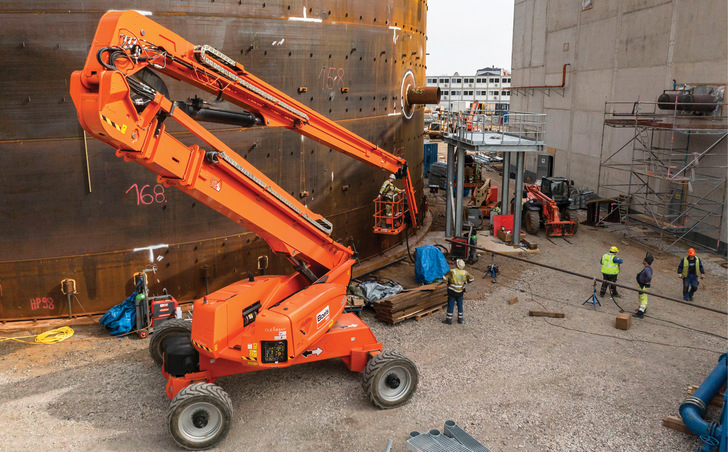 Baustellenbetrieb im April am künftigen Heizkraftwerk Süd (rechts) mit dem neuen Wärmespeicher (links)