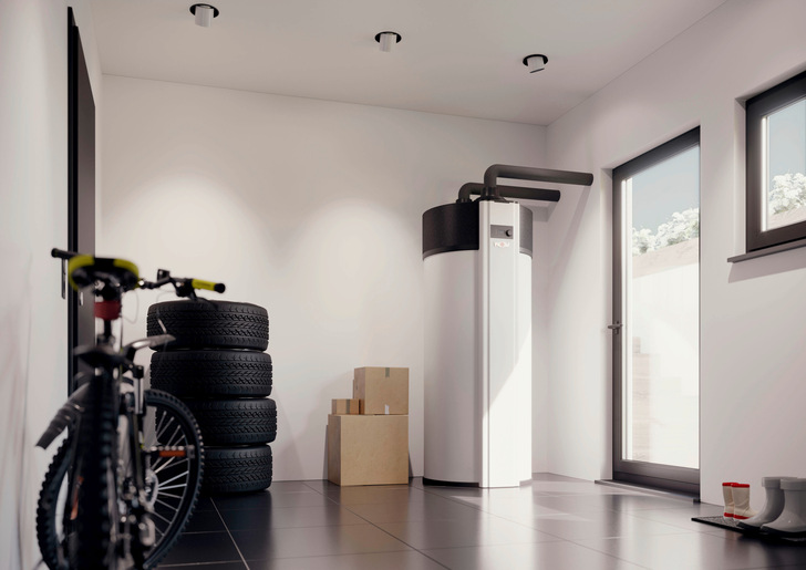 Bei der Warmwasser-Wärmepumpe FHS steckt zum Legionellenschutz ein 2-kW-Heizstab im Speicher, der kurzzeitig hohe Warmwassertemperaturen erzeugen kann.