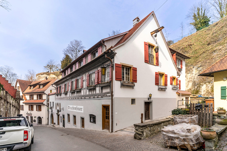 Bei der energetischen und zugleich stilgerechten Sanierung von Denkmälern bleiben trotz mutiger Bauherrschaft und erfahrenen Fachplanern Überraschungen nie aus. Weshalb ein entsprechendes und vertieftes Fachwissen unbedingte Voraussetzung bei solchen Projekten ist. Und man sollte gut über neueste Fortschritte bei Solar­anlagen informiert sein, denn diese sind leider immer noch vielen Denkmalbehörden ein Dorn im Auge.