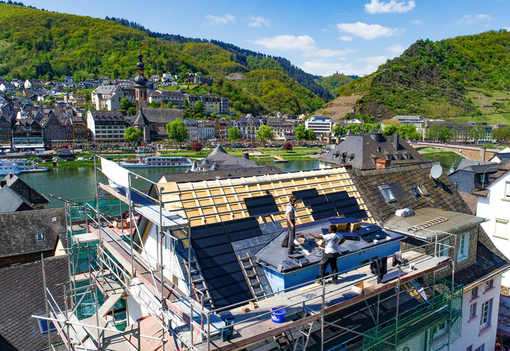 Neue technologische Entwicklungen bei der Photovoltaik – etwa Solardachziegel oder Dünnschichttechniken – versprechen immer bessere Denkmallösungen. In die Dachfläche integrierte Solarmodule können Energiewende, Klimaschutz und Kulturerbe harmonisch miteinander verbinden.