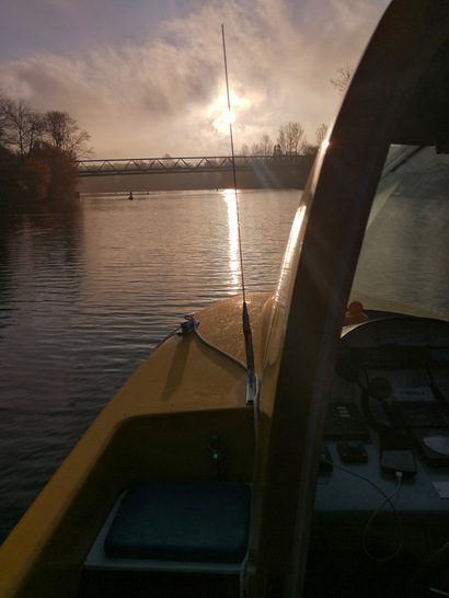Ohne Lärm und Abgase kann der Sonnenaufgang über der Spree genossen werden.