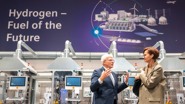 Besuch der Bundesbildungsministerin Bettina Stark-Watzinger bei Siemens Energy in Erlangen im Oktober 2022