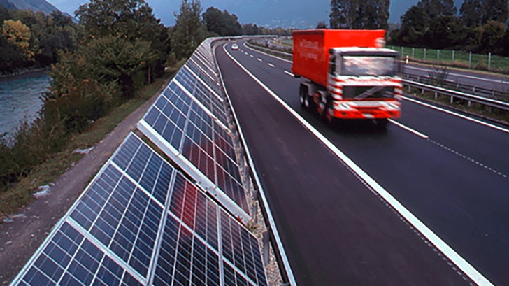 Lärmschutzwände mit Photovoltaik können einen Beitrag zur Energiewende leisten.