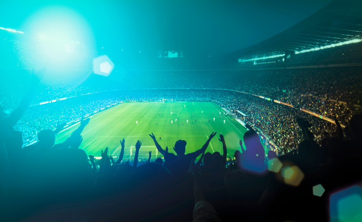 Die gute Laune der Fußballfans wird wohl kaum durch fehlende Klimaschutzmaßnahmen getrübt. Der Spaß steht hier eindeutig im Vordergrund.