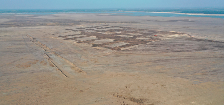 Vorbereitung für eine Floating-PV-Anlage an einem ehema﻿ligen Tagebaustandort, der geflutet wird.