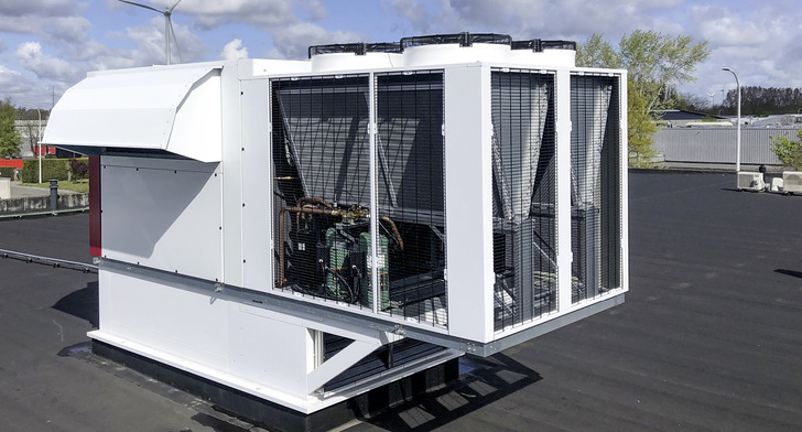 Wegen ihrer kompakten Bauweise, der Vorkonfiguration und der dadurch möglichen schnellen Inbetriebnahme werden Rooftop-Einheiten in den vergangenen Jahren auf dem Mietmarkt oftmals gegenüber luftgekühlten Kaltwassersätzen in Kombination mit Lüftungsgeräten bevorzugt.