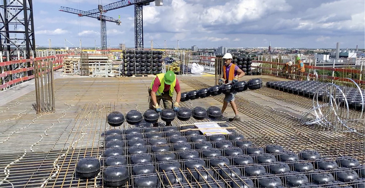 Ökologischer und wirtschaftlicher Rohbau: Cobiax-Hohlkörpermodule bestehen vollständig aus Recycling-Kunststoffen und ermöglichen Betoneinsparungen von bis zu 35 %. - © Bild: Cobiax Ökologischer und wirtschaftlicher Rohbau: Cobiax-Hohlkörpermodule bestehen vollständig aus Recycling-Kunststoffen und ermöglichen Betoneinsparungen von bis zu 35 %.