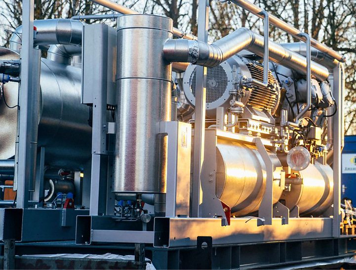 Großwärmepumpe für innovative Kraft-Wärme-Kopplung: Die Stadtwerke Rosenheim starteten im Juni 2022 den Betrieb der ersten von drei Großwärmepumpen, die künftig die Fernwärmeerzeugung des kommunalen Müllheizkraftwerks unterstützen sollen.