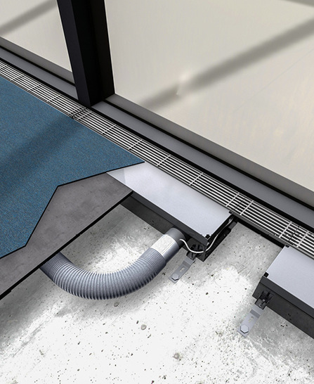 Der Bodenluftdurchlass Indufloor verfügt über eine stabile Konsole, auf die sich der Bodenbelag direkt aufbringen lässt. Die Platten eines Doppelbodens können um ihn herum ausgespart bleiben, wodurch sich die gesamte Installationshöhe reduziert.