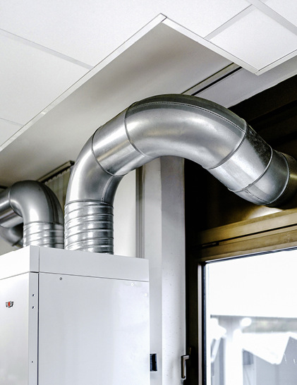 Schnell nachgerüstet: Sowohl über einen Rohranschluss über einem Fenster wie im Bild als auch über eine Kernbohrung lässt sich das dezentrale RLT-Gerät CGL 2 edu mit einem ISO-Rohr-System verbinden.