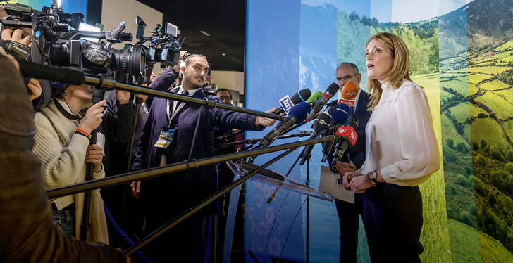 Die EU-Notfallverordnung soll den Ausbau der Energieerzeugung beschleunigen. Auch eine Wasserstoffpipeline von Afrika nach Europa durch Italien gehört hierzu, wie es die neue Regierung in Rom plant. Die Präsidentin des Europäischen Parlaments Roberta Metsola kam zum Antritts­besuch.