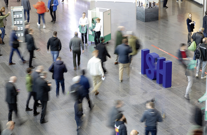 Hereinspaziert zur ISH: Nach vier Jahren pandemiebedingter Pause kamen knapp 154 000 Menschen in die Frankfurter Messehallen, um sich bei 2 025 Ausstellern aus 54 Ländern über die SHK-Neuheiten zu informieren.