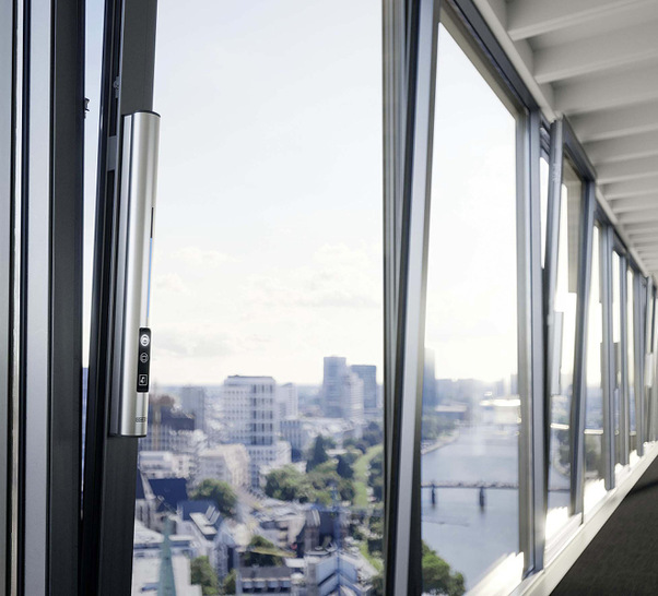 Der Fensterantrieb F 1200+ öffnet und schließt besonders schwere Dreh-Kipp- und Kipp-Fenster manuell und automatisiert.