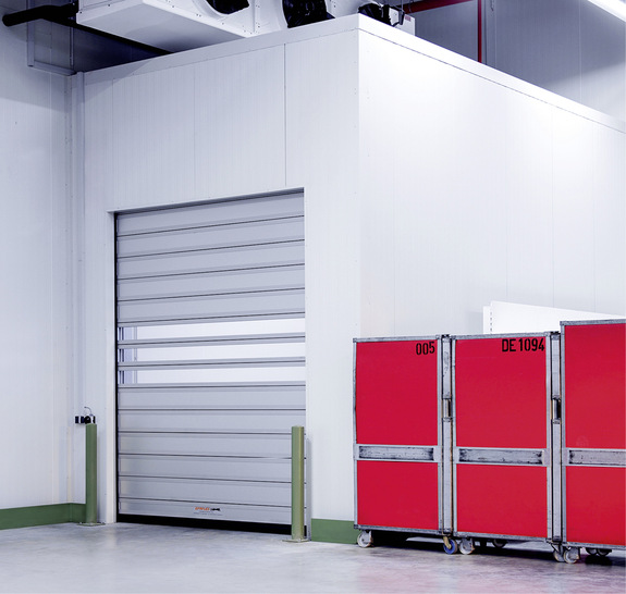 Schnelllauftore von Efaflex vermeiden Wärmebrücken und minimieren den Wärmeverlust in Lagerhallen. Mit einem digitalen Tool lassen sich nun diese Werte gegenüber herkömmlichen Toren in Zahlen verdeutlichen.