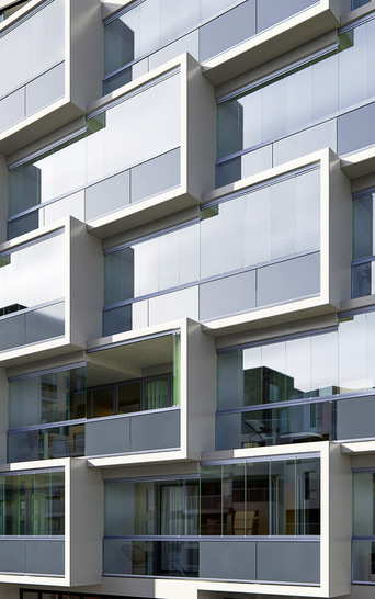 Mit der Systeminnovation Proline T eröffnet Solarlux neue technische und gestalterische Möglichkeiten bei beweglichen Balkonfassaden.