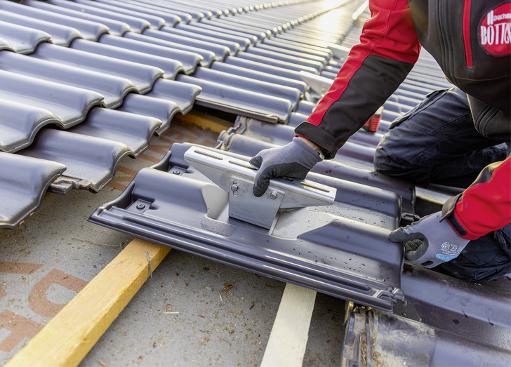 Dank der Formenvielfalt lassen sich die Solar-Trägerpfannen perfekt in die bestehende Dachfläche integrieren.