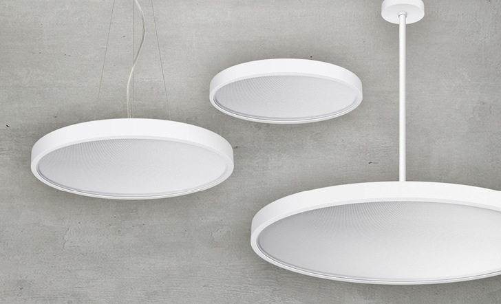 Ihr indirektes Licht lässt die Svenja-Leuchten bei der Anbaumontage scheinbar unter der Decke schweben, alternativ sind Rohr- und Seilabhängesets zum Abpendeln erhältlich.