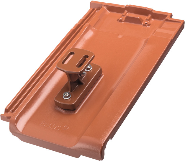 Der Erlus-Solarträger hat einen Spielraum von zwei Zentimetern und wird auf der Grundplatte montiert.