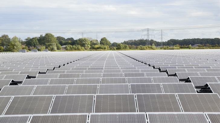 Der Zubau von großen Solarparks geht wieder flotter. Die Projektierer müssen aber immer mehr verschiedene Lösungen für ganz unterschiedliche Flächen im Sortiment haben.