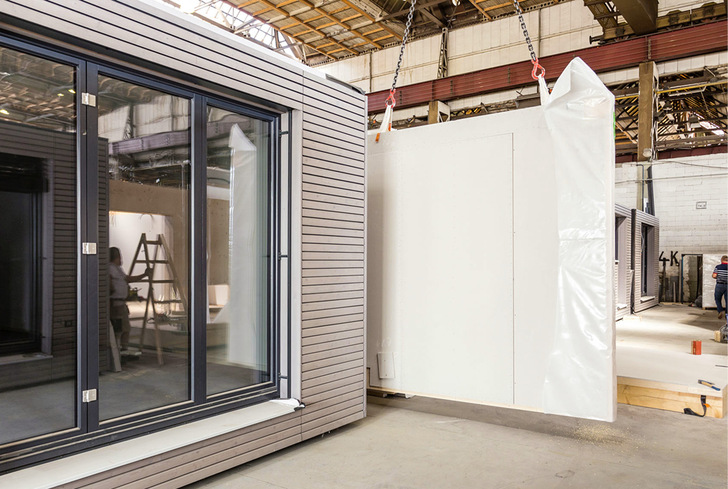 Die Module für die Gebäude wurden inklusive der Fassadenelemente im Werk vorgefertigt.