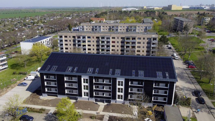 Der Plattenbau vorne ist nicht wiederzuerkennen. Kein Wunder, die Ascherslebener Gebäude- und Wohnungsgesellschaft hat ihn komplett umgebaut und zum CO ₂ -freien Mehrfamilienhaus modernisiert. Die anderen beiden Plattenbauten sollen künftig auch so aussehen.