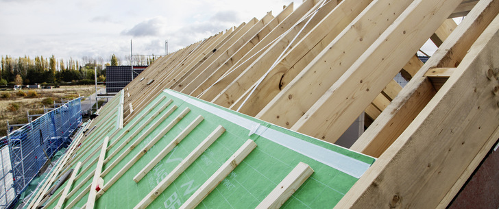 Neubau: Für den Einsatz einer Aufsparrendämmung aus PU- oder PF-Hartschaum mit einer Mindestdicke von 80 Millimetern werden nachweisfreie Konstruktionen in DIN 4108-3 sowie dem Merkblatt „Wärmeschutz bei Dach und Wand“ erscheinen.